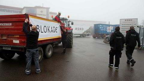 Bønder blokkerer utkjøring av varer fra grossistlageret til ASKO på Kalbakken i Oslo fredag morgen.