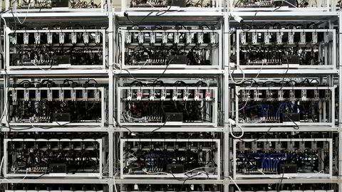 Store nyinnkjøpte datakomponenter skal ha blitt frastjålet nordmannen i Serbia. Her et arkivfoto av maskiner som driver utvinning av kryptovalutaen bitcoin.