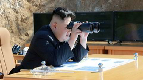 Bildet er fra en video fra den Nord-Koreanske tv-stasjonen KRT og skal vise leder Kim Jung Un som bruker kikkert for å følge med på oppskytingen av en ny missil tirsdag.