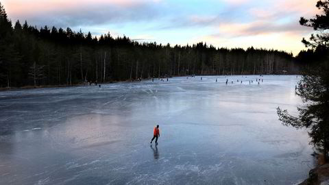 I mangel av snø i Oslo-området er det mange som benyttet vannene i Marka til skøyteturer.