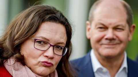 Andrea Nahles (til venstre) blir trolig ny leder i SPD, Det tyske sosialdemokratiske partiet. Olaf Scholz (til høyre) fungerer som leder i dag. Begge anbefaler medlemmene å stemme ja til regjeringssamarbeid.