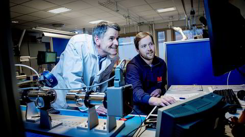 Neo Monitors selger laserteknologi for over 100 millioner kroner i året. Her er administrerende direktør Ketil Gorm Paulsen (til venstre) og testingeniør Jon Fredrik Johansen i ferd med å teste et nytt målesystem.