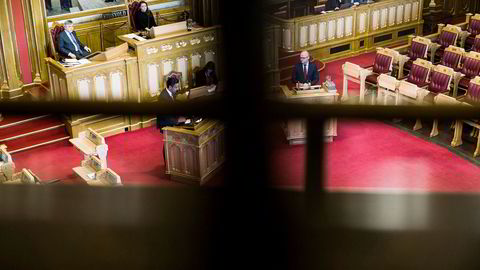 Abid Raja (fra venstre) og foreløpig klima- og miljøminister Vidar Helgesen under årets første spørretime i Stortinget. Raja er mulig statsråd fra neste uke.