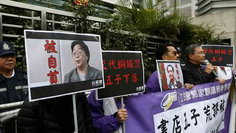 Den fengslede svenske forleggeren Gui Minhai er dømt til fengsel i ti år i en kinesisk domstol i byen Ningbo etter å ha sittet fengslet siden 2015. Her fra en støttedemonstrasjon i Hongkong i 2016.