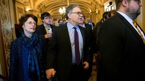 Al Franken, senator fra Minnsota, ankommer her senatet torsdag sammen med sin kone Franni Bryson, for å fortelle at han trekker seg etter anklager om seksuell trakassering.