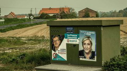 Markedene frykter at ytre venstrekandidaten Jean-Luc Mélenchon (plakaten til venstre) og ytre høyre-kandidaten Marine Le Pen (t.h.) går videre til andre runde av det franske presidentvalget. Bildet ble tatt i Caestre nord i Frankrike fredag, to dager før første runde av presidentvalget søndag.
