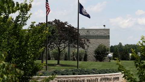 Shenandoah-senteret ble opprinnelig bygd som et fengsel for ungdommer som har begått alvorlige forbrytelser, men har siden 2007 også blitt brukt som mottak for jenter og gutter i alderen 12 til 17 år i påvente av asyl eller utvisning. Nå forteller flere om overgrep fra vaktene.
