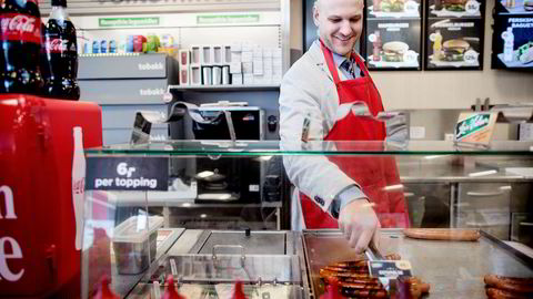 Salgsmarkedssjef Christian Granly (30) i Circle K sørger for at pølsene «smiler» til kundene på stasjonen på Økern i Oslo.