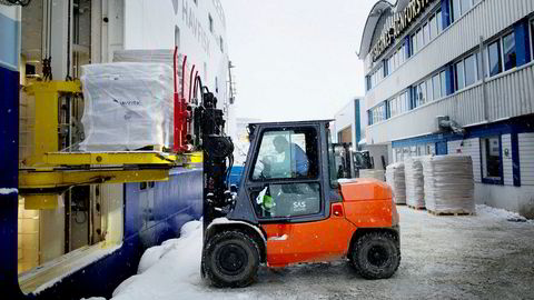 Terminalarbeider Raymond Henriksen, som er truckfører på Tromsø-terminalens fryselager, tømmer tråleren «Gadus Poseidon» for fisk.