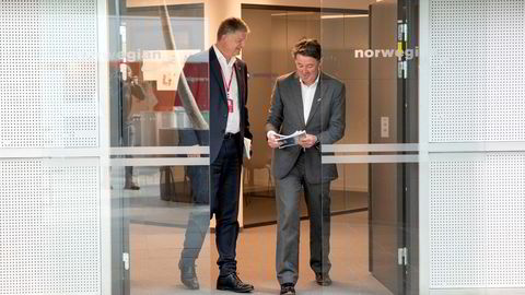 Norwegian-sjef Jacob Schram (til venstre) og finansdirektør Geir Karlsen trenger fortsatt mer penger. Her fra hovedkontoret på Fornebu i mai.