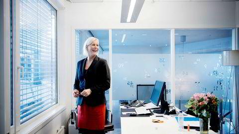 Tone Lunde Bakker har hatt fem arbeidsdager som leder for Swedbank Norge på Aker Brygge i Oslo. Hun sier banken må bli mindre avhengig av oljerelaterte bransjer.