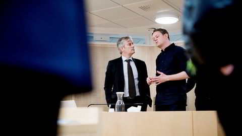 Henrik Huseby (til høyre) og advokat Per Harald Gjerstad vant saken mot Apple, hvor Apple hevdet at 63 Iphone-skjermer Huseby hadde importert som reservedeler var piratkopier.