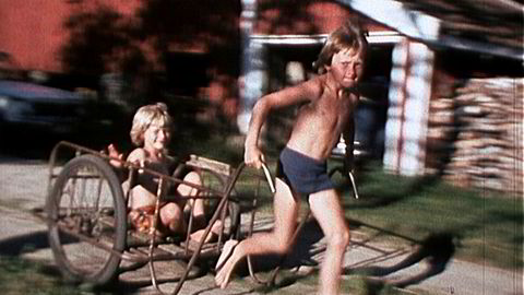 Pappa er helten i historien om Steffan Strandberg og broren Roberts oppvekst med en alkoholisert mor. Her er Steffan og Robert i full fart på familiegården på Vennesla.