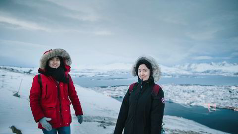 Kinesiske Xuedi Dou (21) og Zhiyou Liu (22) var på en ukes norgesferie i romjulen og tok taubanen i Tromsø for å nyte utsikten. «Vi ønsket å besøke et sted hvor det er kaldt og som har snø. Det har vi ikke hvor vi kommer fra, sier jentene.