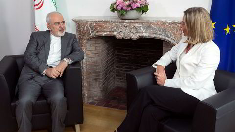 Irans utenriksminister Mohammad Javad Zarif sammen med EUs utenrikssjef Federica Mogherini i Brussel. Foto: AP / NTB scanpix