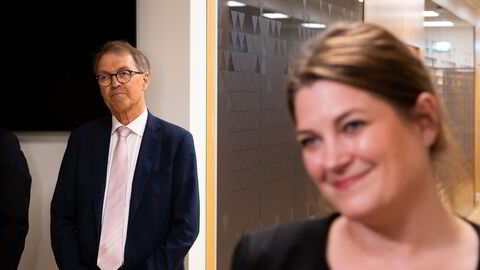 Kongsberggruppen-styreleder Eivind Reiten (i bakgrunnen) har nektet å føye seg etter regjeringens nye retningslinjer for lederlønn. Næringsminister Cecilie Myrseth stemte likevel for selskapets lønnsrapport.