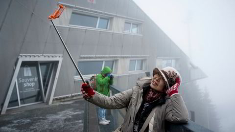 Regina Wu jobber hardt for den perfekte selfien i tåken i Holmenkollen.