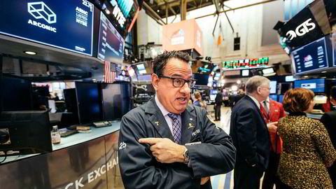 Aksjemarkedet på Wall Street åpnet opp fredag etter et kraftig fall dagene i forveien. Megler Peter P. Costa i Empire Executions har jobbet 38 år på børsen og sier investorene er mer nervøse.