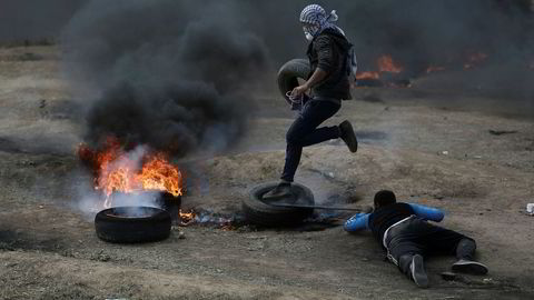 Palestinske demonstranter på Gazastripen satt mandag fyr på bildekk i et forsøk på å røyklegge områder nær grensen mot Israel og unngå å bli truffet av kuler fra israelske skarpskyttere.
