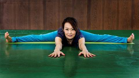 Sprek. Eiko, en japansk yogalærer på rundt 50 år, har fått japanere til å øve seg på spagaten. Hun begynte med å legge ut Youtube-videoer, som raskt ble sett av millioner av japanere.
