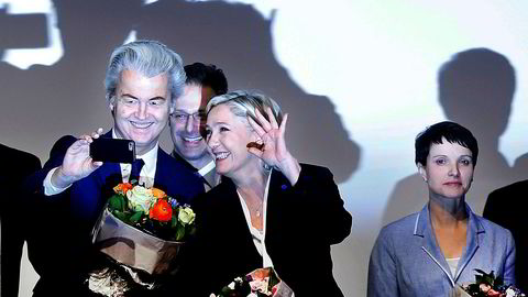 Populismen kommunisert av Farage, Trump, Wilders og Le Pen er en lang rekke variasjoner over samme oppskrift. Her den høyreradikale nederlanske politikeren Geert Wilders sammen med franske Marine Le Pen.