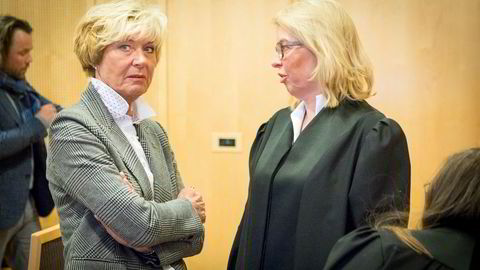 Visekonsernsjef Kari-Anne Haugen (til venstre) i Aschehoug snakker med Thommessen-advokat Siri Teigum, som representerer Gyldendal, under første dag av rettssaken mot Konkurransetilsynet.