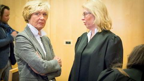 Visekonsernsjef Kari-Anne Haugen (til venstre) i Aschehoug snakker med Thommessen-advokat Siri Teigum, som representerer Gyldendal, under første dag av rettssaken mot Konkurransetilsynet.