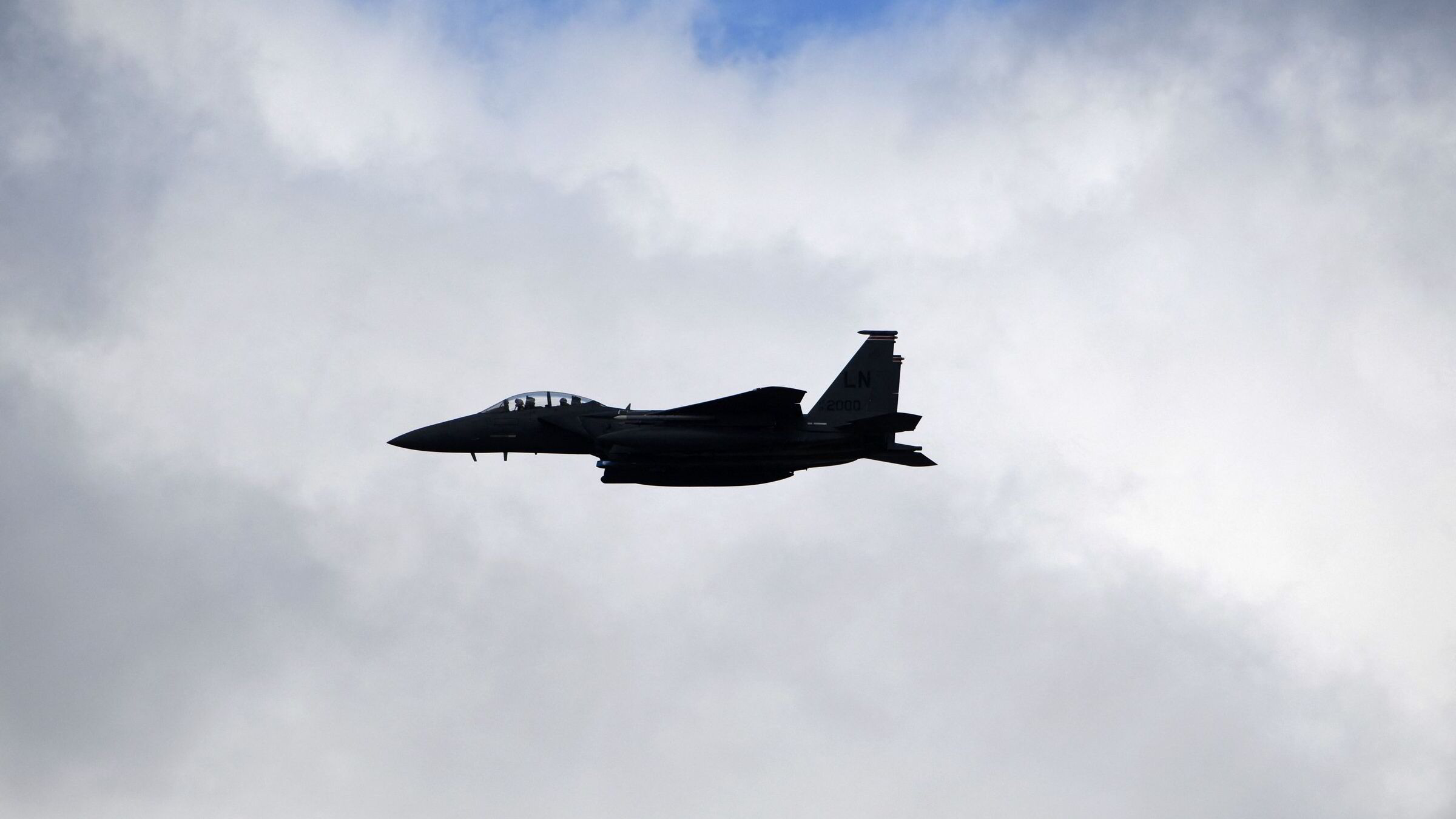 Iran jakter pilot etter påstått nedskyting av amerikansk jagerfly