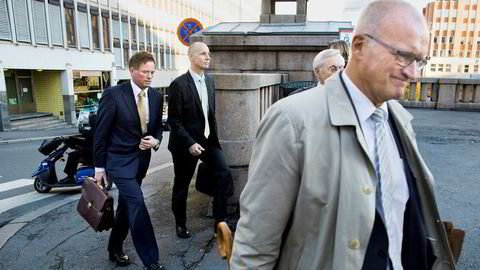 Are Abrahamsen, tidligere Kristiansen, til venstre skulle ha møtt i retten tirsdag, men er blitt lagt inn på sykehus i Moskva. Faren Ingolf Kristiansen, som også er tiltalt, var sammen med sin advokat Erling O. Lyngtveit, til høyre.