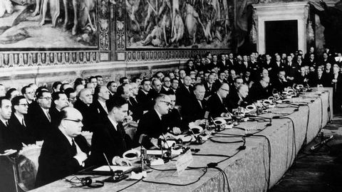På blanke ark. Seks land hadde forhandlet på overtid før Romatraktaten ble undertegnet i Palazzo dei Conservatori i mars 1957. Bare omslaget til traktaten var ferdig trykket.