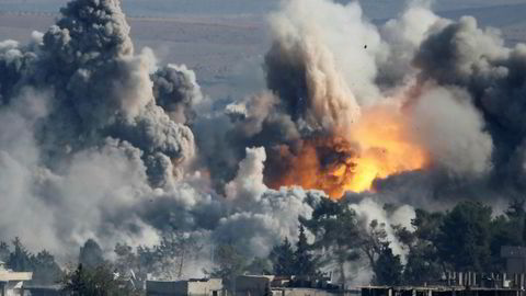 USA vurderer å sende bakkestyrker inn i Nord-Syria, som her i byen Kobani. Her fra et flyangrep høsten 2014.