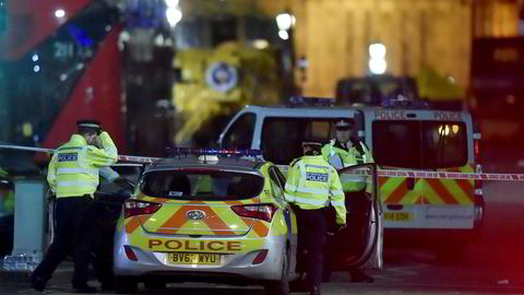 Britisk politi har satt inn store styrker i etterforskningen av hva de mener var et terrorangrep på Westminster Bridge i London på onsdag.