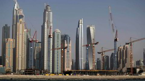 Byggevirksomheten fortsetter for fullt i Dubai til tross for at boligprisene har falt med over 30 prosent. En av de største eiendomsutviklerne ønsker byggestopp i inntil to år.