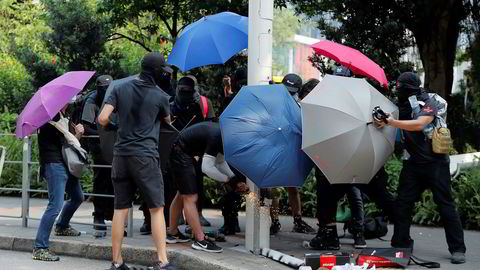 Hongkong 24. august i fjor: En gruppe demonstranter med oppslåtte paraplyer og skjerf foran ansiktet er i ferd med å velte en lysstolpe og åpne den med en sag. Det ser ut som hærverk, men er en disseksjon av byens overvåkning: Hvilke sensorer finnes i stolpen? Har den kameraer?