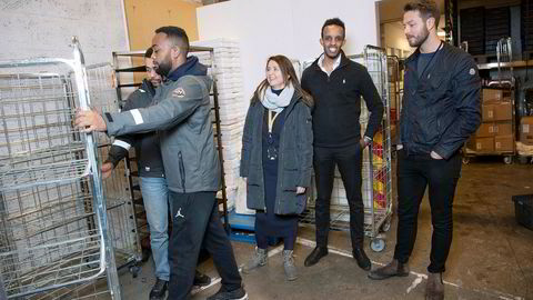 Zoopit-gründerne Arne Kvale (fra høyre) og Shafi Adan følger med på opplasting av dagligvarer på Meny-butikken på Bryn i Oslo, sammen med Cathrine Laksfoss fra Schibsted Distribusjon.