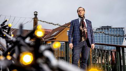 Yngvar Rønning i The Light Group viser gjerne frem julebelysningen selskapet hans har levert til fiskebryggeområdet i Kristiansand og LED-stripene på Radisson Caledonien-hotellet (bakgrunnen).