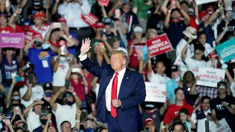 Flere tusener møtte frem for å høre og se president Donald Trump i Sanford i Florida mandag kveld.