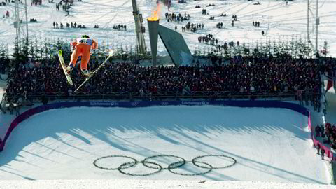 Politikere på Stortinget er kjølige til en ny OL-kamp. På bildet svever Jens Weissflog ned til seier i stor bakke på Lillehammer i 1994.