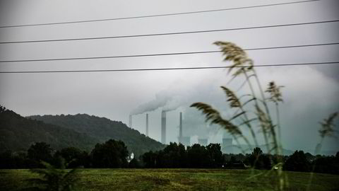 De som vil eie aksjer i kullkraftverk og -gruver, ser ut til å tjene mer. Karbonintensive prosjekter krever dermed høyere avkastning, og det blir færre av dem som lønner seg. Her kullkraftverk i Vest-Virginia i USA.