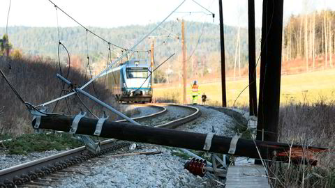 Kjøreledningen er for lav for toetasjes tog. Selv uten at ledningene har falt ned, slik som her på dette bildet fra Østfold i 2013.