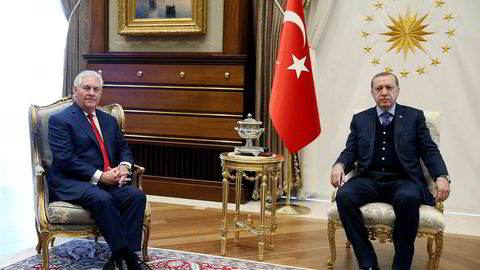 USAs utenriksminister Rex Tillerson (til venstre) og Tyrkias president Recep Erdogan møttes i presidentpalasset i Ankara torsdag. Forholdet mellom landene er på et lavmål, men det er håp om bedring.