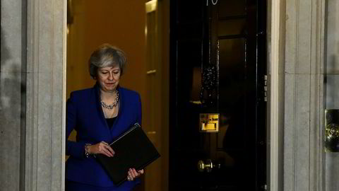 Statsminister Theresa May åpner nå døren for besøk her i statsministerboligen i 10 Downing Street i London.