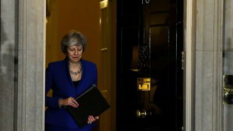 Statsminister Theresa May åpner nå døren for besøk her i statsministerboligen i 10 Downing Street i London.