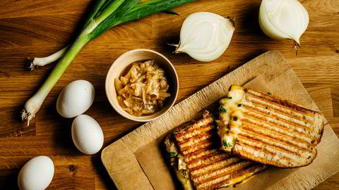 Egg–sandwich. Med karamellisert løk, vårløk og egg