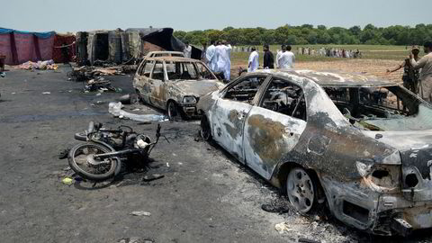 Utbrente biler og motorsykler etter at en oljetankbil eksploderte i Bahawalpur, Pakistan.
