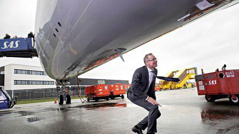 SAS-sjef Rickard Gustafson sjekker ut selskapets nye langdistansefly Airbus A350 fra alle vinkler når han ser det for første gang på Kastrup-flyplassen i København. Han mener bransjen må gjøre mer for å betale klimaavtrykket, men synes det er greit å reise like mye.