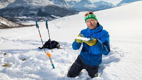 Torben Rognmo, skredobservatør i NVE, studerer et snølag på vei opp mot Tromsdalstinden. Han kaller vurderinger av snø og skred en evigvarende læringsprosess der han hver gang stiller seg selv nye spørsmål.