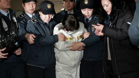 Choi Soon-sil, som var den sørkoreanske presidentens nærmeste rådgiver gjennom flere tiår, sitter i arrest og er inne til jevnlige avhør i hva FNs generalsekretær karakteriserer som den alvorligste politiske krisen i landet siden Koreakrigen.