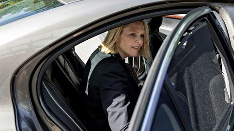 Sylvi Listhaug setter seg i ambassadørens bil etter besøket på politihuset i Stockholm. Innvandrings- og integreringsministeren er på besøk i Stockholm for å se på hva svenskene har gjort i innvandrings- og integreringspolitikken.