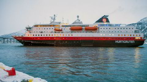 Hurtigruten satser på å få flere kinesiske turister. På bildet legger den Narvik-registrerte hurtigruten Richard With til kai i Tromsø.